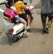 高清拍摄电瓶车上牛仔短裤凉鞋小可爱!【40P】