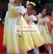 一群初中女孩穿舞蹈服跳欢快的舞蹈给你看!【13P】