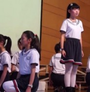 一群初二妹子穿白丝袜加海军服短裙!跳萌萌的性感舞蹈,简直跳到小狼心里去了!