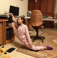 灵活美女在家中秀柔术基本功