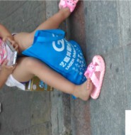 出售套图:高清街拍大街上的拉丁舞萝莉女孩!【47P】