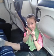 公车上练功的小女孩!真够认真的哦!