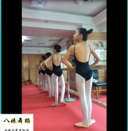 视频:真正近距离的实拍舞蹈培训班里面的白袜萝莉!