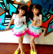 两个小萝莉明星日常踢腿,看来是练过的哦!第三季!【9P】