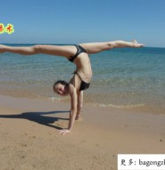 loli在海边展示柔术基本功!【3P】