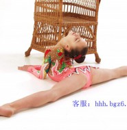 竹藤椅旁的萝莉大方展示柔术! 只是这动作,老夫也顶不住啊!【30P】