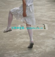 高清实拍野外连裤白袜小萝莉,哈哈,打响2023第一枪!【21P】