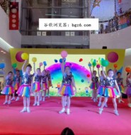 视频:摄影师小哥哥看见穿中筒袜小妹妹舞台上光芒四射,马上咔咔不停!