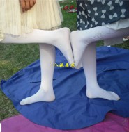 出售套图:高清拍摄户外三个小萝莉白袜编花篮!【93P】