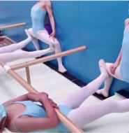 出售视频:内部舞蹈培训班里的漂亮萝莉,展示经典动作,老司机已经被征服!