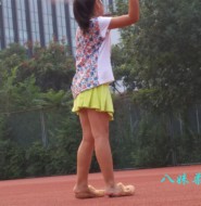 高清拍摄操场上穿凉鞋打羽毛球的小萝莉妹妹!【30P】