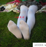 出售套图:高清拍摄草地上的白裤连袜小萝莉!这是上苍的眷顾!【40P】