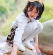 出售套图:无聊摄影师户外高清拍摄穿白裤连袜的小萝莉,并且让她露出了美脚?【102P】