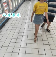 高清拍摄穿T恤牛仔短裤陪爸爸逛商场的小萝莉!【44P】