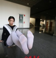 出售套图:高清拍摄教室里水灵灵的小妹子,穿上白裤袜更显纯洁!【185P】