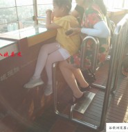 高清拍摄穿连裤白袜的小小萝莉,无忧无虑的游玩赛神仙!【11P】