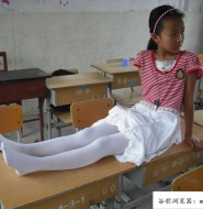 出售套图:高清拍摄教室里小萝莉的白一带连裤白袜!这是直击宅男的软肋?【86P】