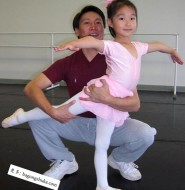 穿着白裤连袜的小萝莉张开稚嫩的小手,这是要起飞吗?【14P】