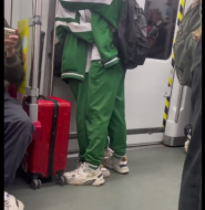 视频:渣男直接在地铁上对女高上手?看的小狼直呼辣眼睛!