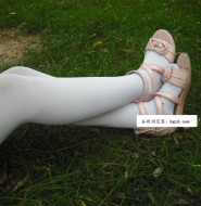 出售套图:高清拍摄户外短发白裤连袜的Loli妹妹!原汁原味才是真谛啊!【90P】