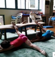 练习压腿的一群小萝莉,动作略显浮夸啊!【43P】