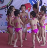 视频:小小萝莉穿比基尼跳洗澡歌!果然经典之作!