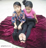 出售套图:高清拍摄两个穿黑裤连袜的Loli,像极了邻家小妹妹?【50P】