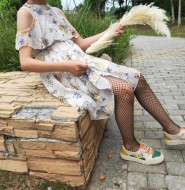 出售套图:2025之收官之作,高清拍摄户外黑丝网袜的小萝莉!【47P】