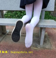 出售套图:网友高清拍摄户外小萝莉白裤袜,一往情深的劲头像头牛!【44P】