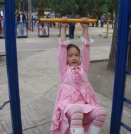 宅男逮住机会狂拍穿着彩色筒袜的小女孩!哈哈!【20P】