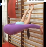 视频:穿紧身衣的少女表演这柔术动作,宅男两眼放光啊!