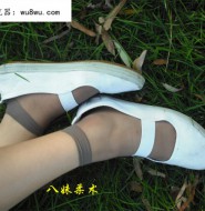出售套图:高清拍摄草地上初中女生的白一带短肉丝美脚【55P】