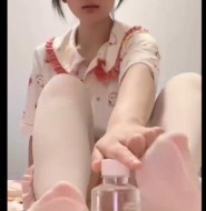 视频:深夜福利之初中少女用白裤袜脚推瓶子?老狼看了也摇头窃笑!