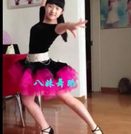 在线视频：扎着马尾辫穿上华丽舞蹈服的萝莉在家跳斗牛舞给你看！