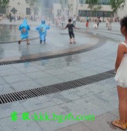 网友高清拍摄喷泉广场上的一群小可爱！【27P】
