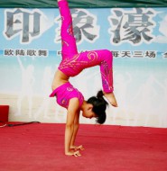 中国杂技美少女街头表演!