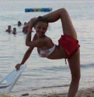 小萝莉即使是在海边度假，也不忘练习柔术!