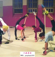 国外体操学校小萝莉训练！还是相当认真的。。。