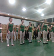 高中女生穿着白丝袜,训练舞蹈,福利满满的!【9P】