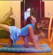 超真实拍摄：俄罗斯一对小萝莉在家艺术体操训练！福利还是有的！