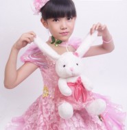 长的像个小公主一样的小女孩,估计现在已经是大姑娘了