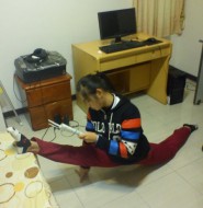 女网友家中练习劈叉,还一边学习!呵呵