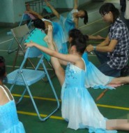 舞蹈小演员表演前的热身训练！【6P】