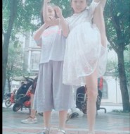 胆子真大啊,两个小女孩直接在马路上表演!