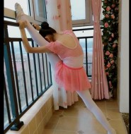 视频:12岁小女孩穿白裤袜在家练劈叉!这架势老夫佩服!