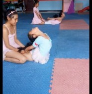 萝莉视频：舞蹈培训班里的萝莉穿白丝袜训练！