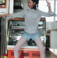 少女萝莉穿白丝袜裤跳时尚舞蹈,好喜庆的样子哦!【7P】