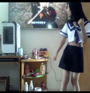 萝莉视频：穿上海军服的小女孩在家独自舞蹈！这也是一种魅力！