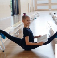 国外萝莉玩劈叉柔术,还不忘学习!佩服!