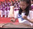 在线播放：一场活动，展示了小女孩表演视频的功力！
